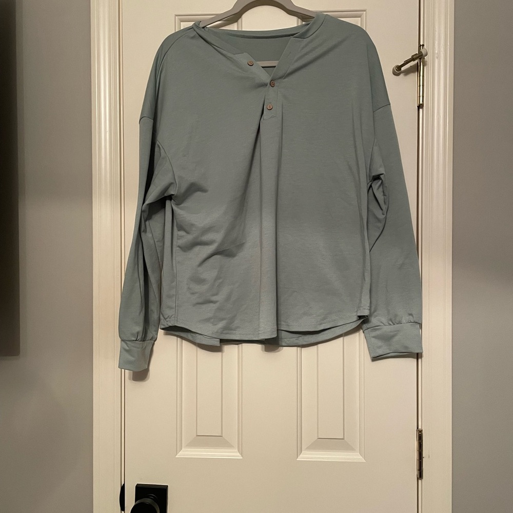 🌷Moss green Henley 3 button cool long sleeve shirt never worn ( just bought)